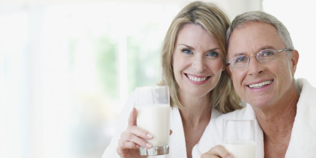 o-OLDER-WOMAN-DRINKING-MILK-facebook O Branco®. O equivalente nutricional do leite. Não é leite animal e vegetal.